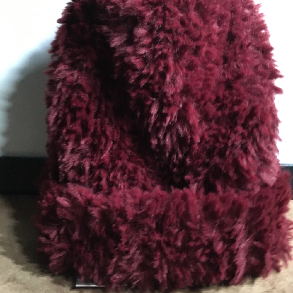 FREE PEOPLE NWT AUTHENTIC BERRY COLOR FUZZY WARM BEANIE/HAT